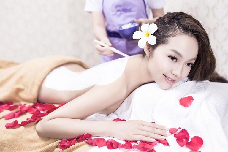 3 điều bạn cần lưu ý sau khi tắm trắng an toàn cho làn da 1 Chị em nên tiến hành dưỡng ẩm cho làn da của mình sau khi tắm trắng