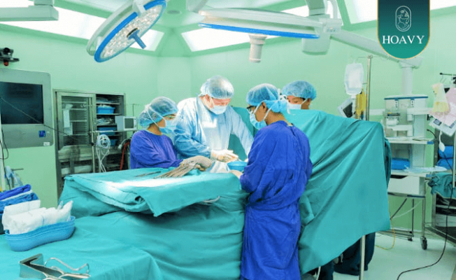 Bác sĩ tiến hành tạo mắt hai mí cho khách hàng