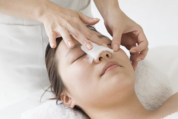 Vệ sinh mũi kỹ càng bằng nước muối sinh lý 