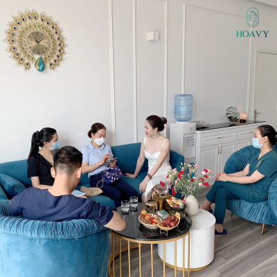 Khách hàng đến tư vấn tiêm tai tài lộc tại TMV Hoa Vy 