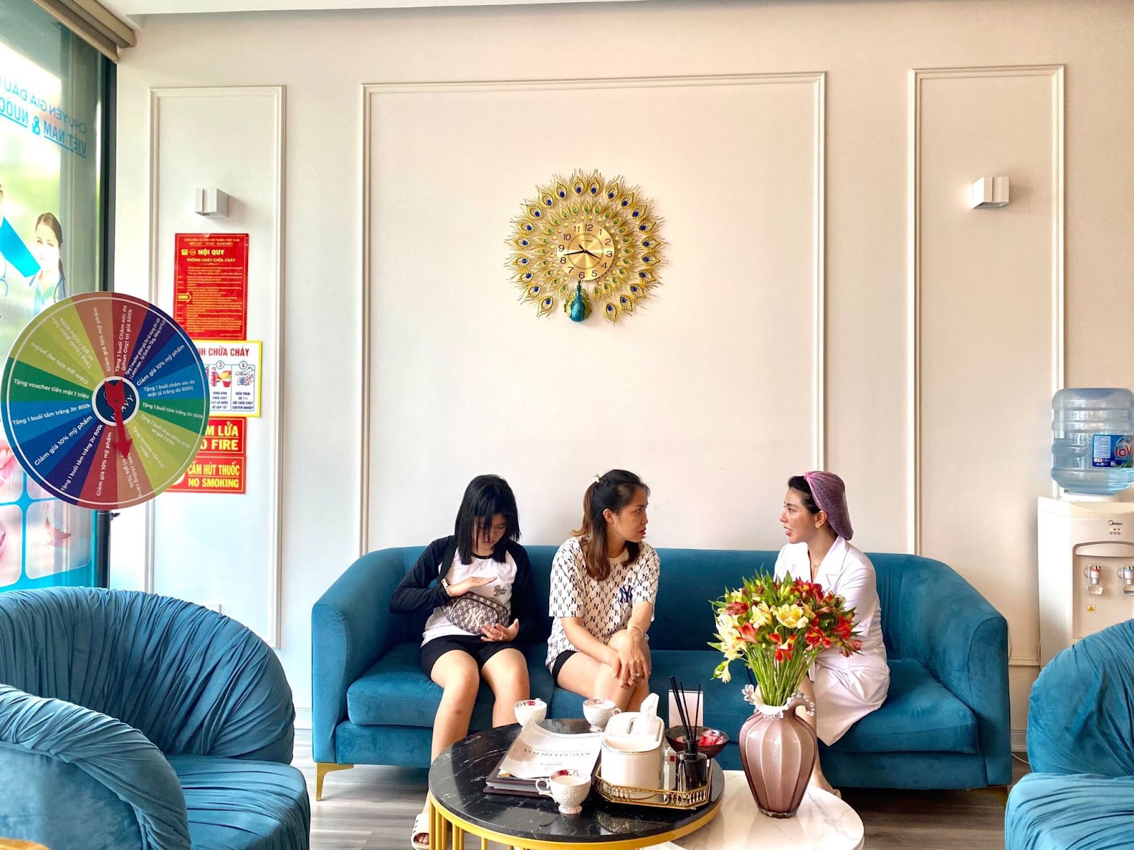 Khách hàng đang được tư vấn dịch vụ tại TMV Hoavy 