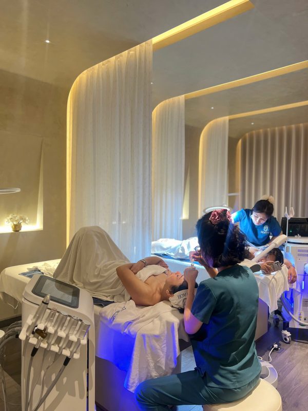 Thẩm mỹ viện Hoa Vy chính thức đưa mỹ phẩm Décaar – Thương hiệu dược mỹ phẩm cao cấp hàng đầu châu Âu vào lộ trình tái tạo, phục hồi, chăm sóc da cho khách hàng 3 HoaVy