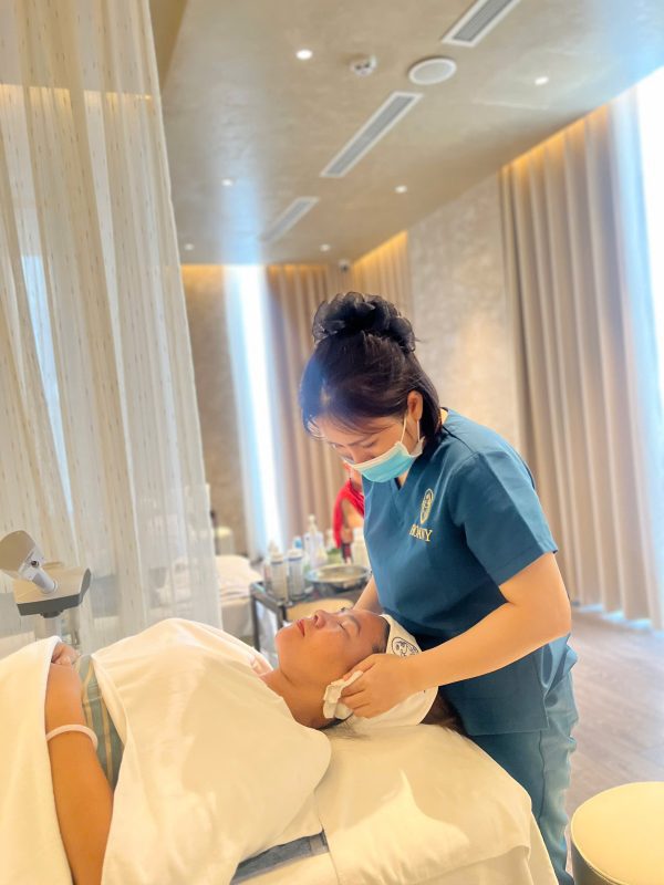 CHĂM SÓC DA HÀNG NGÀY CHO DA DẦU MỤN VỚI BỘ SẢN PHẨM DÉCAAR 10 Hoa Vy cam kết cung cấp sản phẩm chính hãng Décaar, giá tốt hơn thị trường 5%, cùng dịch vụ chăm sóc tận tâm, an toàn và chuyên nghiệp.