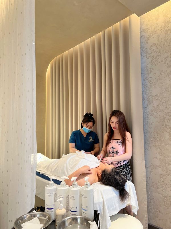 Khách hàng được chuyên gia tư vấn riêng tại không gian chuẩn y khoa của HoaVy.